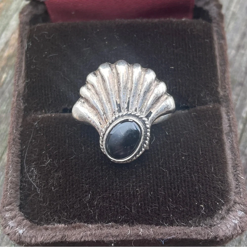 Sterling Silver Fan Ring with Black Stone - Picture 4 of 6